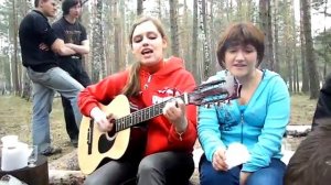 Девушка очень класно играет на гитаре и поет (супер).mp4