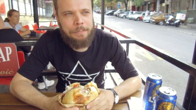 Сербская еда: Плескавица в Белграде смотреть онлайн