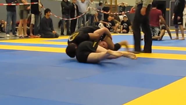 NDM BJJ 2009 Timur Dugazev vs Tino Kindling, bluebelt division -79.5 kg смотреть онлайн