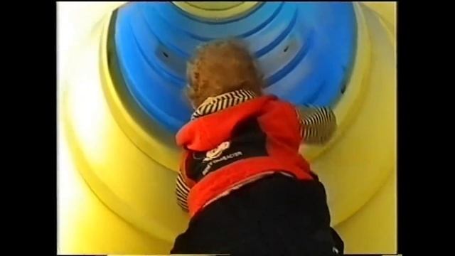 Лёшка с Никитой играют на детских площадках. 2005. смотреть онлайн