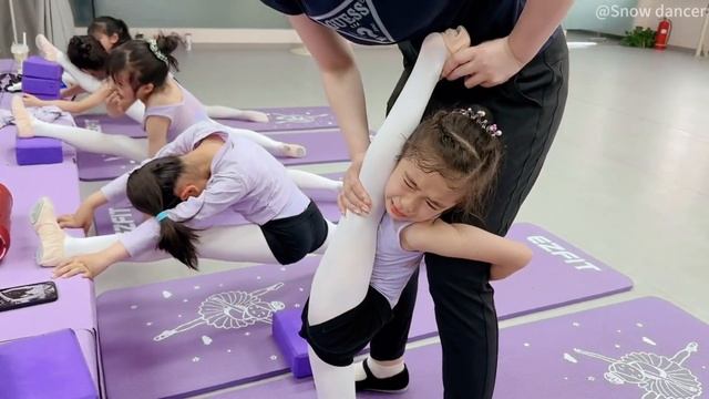 Girls flexibility training | painful stretching | 柔軟ストレッチで泣 смотреть онлайн