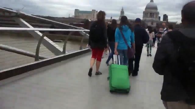Walking across the millennium bridge LONDON смотреть онлайн