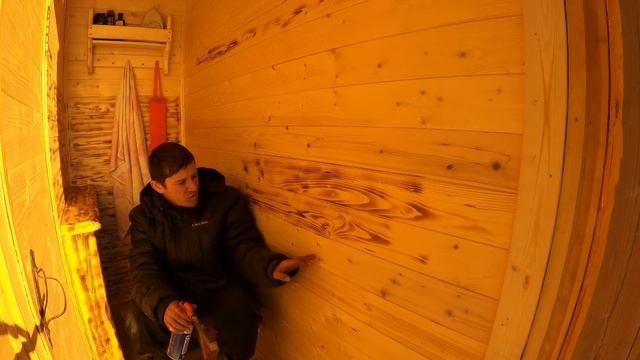 КАРКАСНАЯ БАНЯ С ПРОЛИВНЫМ ПОЛОМ / СДЕЛАЛ СТОЛ, ЛАВКУ, НАЧАЛ СТРОИТЬ БЕСЕДКУ/Один в деревне смотреть онлайн