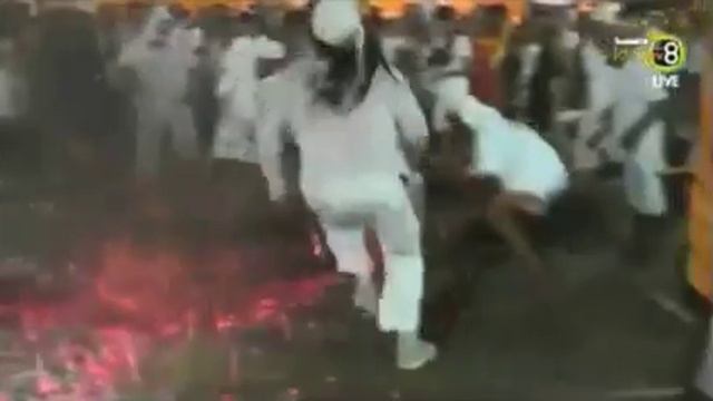 Прикол. Как бегают по горящим углям смотреть онлайн