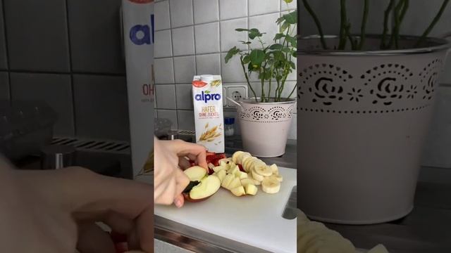 ASMR| Смузи: банан ?, клубника ?, яблоко ?, немного овсяного молока смотреть онлайн