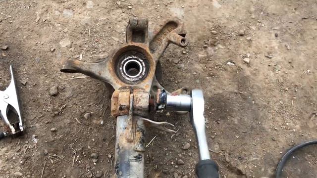 Выкручивание слизаного болта без граней навариванием гайку на него,опять слесарка смотреть онлайн