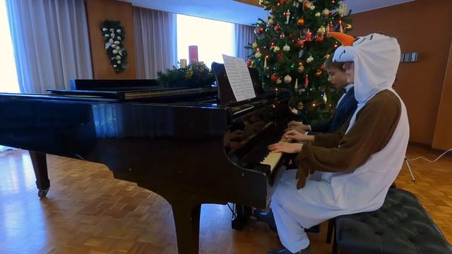 Новогоднее поздравление. Игра на фортепиано. Саплин-Силановицкий Иван и Снеговик. смотреть онлайн