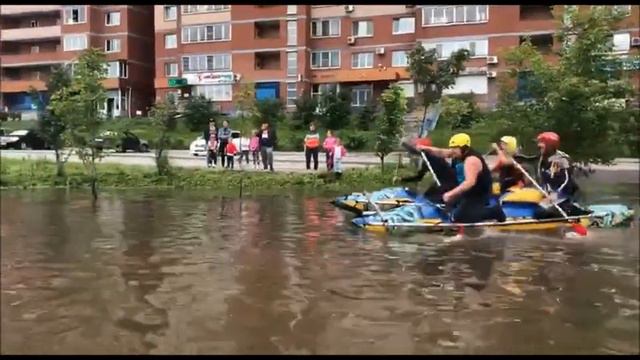 На катамаране по затопленному Хабаровску смотреть онлайн