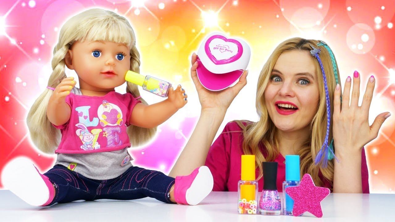 Школа стилиста сборник видео для девочек - Красим ногти Беби Бон и делаем спа процедуры для Барби! смотреть онлайн