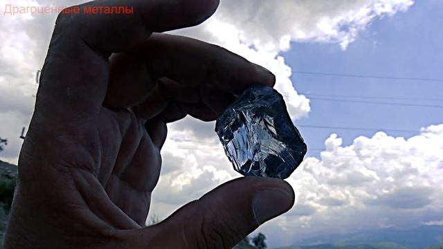 Красиво играет на солнце большой Алмаз смотреть онлайн