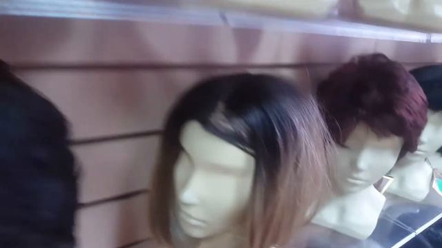 Витрина с париками в нашем магазине на Таганской | Kupi-Parik.ru смотреть онлайн