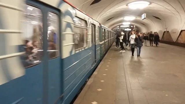 81-717/714 Винегрет! 81-717/714 Перекраска Московский транспорт + 2 Зелёные На станции Аэропорт
