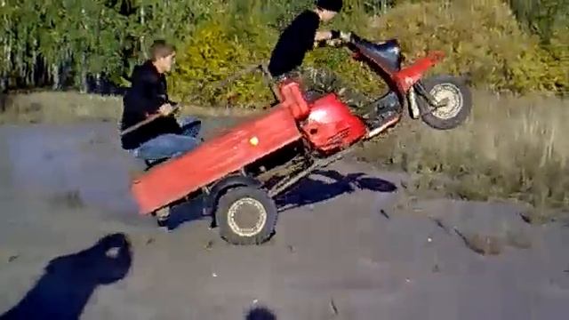 В дыбы на мотороллере.mp4 смотреть онлайн