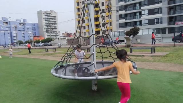 Xoana y Micaela en los juegos del parque Media Luna 24.01.2022 смотреть онлайн
