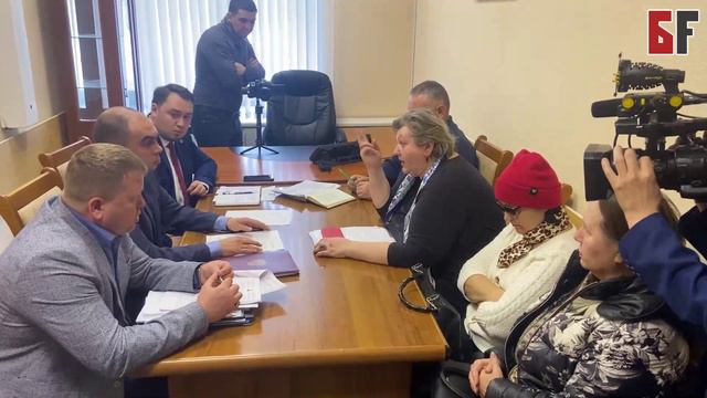 Жительница Уфы жестко сорвалась на чиновников мэрии за то, что те продали городскую баню смотреть онлайн