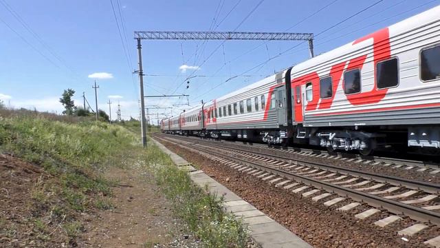 Очень приветливый. ЭП2К-028 с пассажирским поездом смотреть онлайн