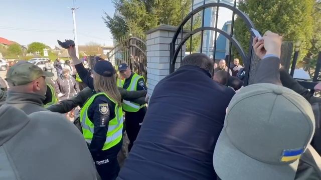 Украина. Захват Свято - Михайловского храма в Боярке смотреть онлайн