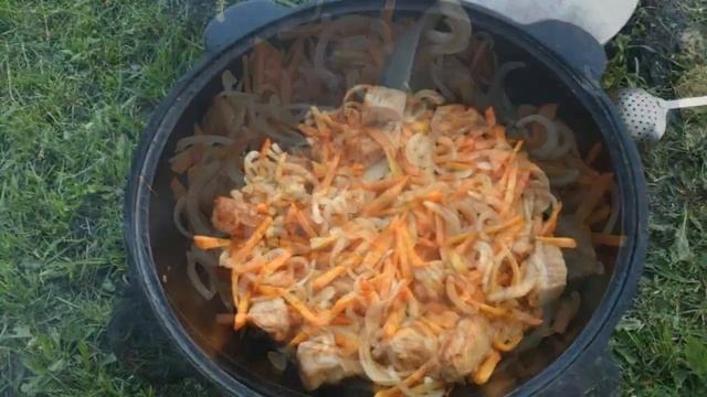 УЗБЕКСКИЙ ПЛОВ В КАЗАНЕ НА КОСТРЕ смотреть онлайн