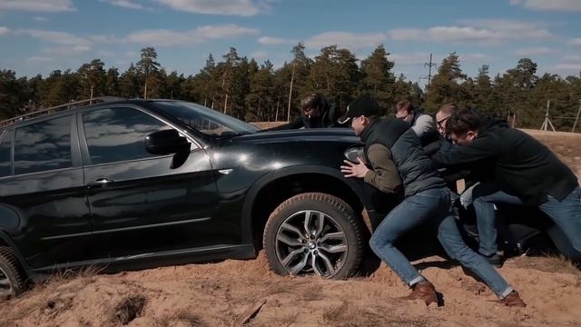 Range Rover Velar on OFFROAD VS VW TOUAREG 2019 смотреть онлайн
