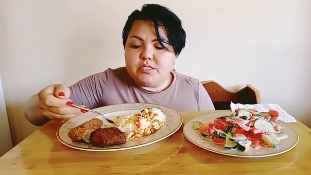 Мукбанг Котлетки ?, Рис?/Mukbang Cutlets, Rice/Mukbang 肉饼，米饭 смотреть онлайн
