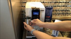 Готовим кофе Латте Макиато на кофемашине Delonghi Dinamica 350.35 #delonghi #dinamica #кофедома