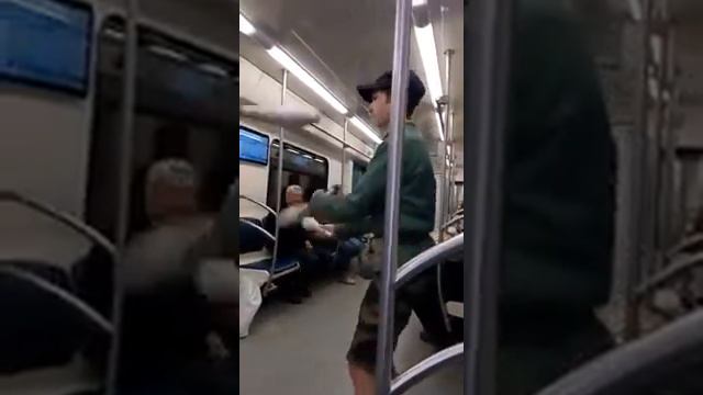 Жонглёр в Московском метро смотреть онлайн