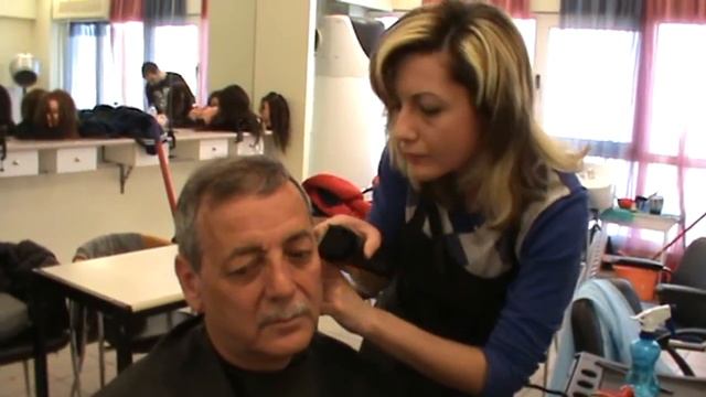 GREECE.ГРЕЦИЯ.ВСЕЙ СЕМЬЕЙ ПОШЛИ СТРИЧЬ ВОЛОСЫ. :))) смотреть онлайн