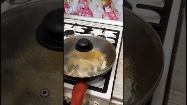 ДЕТИ ГОТОВЯТ ПОПКОРН НА СКОВОРОДЕ. КАК ПРИГОТОВИТЬ ДОМА ПОПКОРН ПОКАЗЫВАЕТ АЛЕКСЕЙ И ВИКТОРИЯ. смотреть онлайн