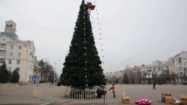 В Краматорске наряжают Новогоднюю елку смотреть онлайн