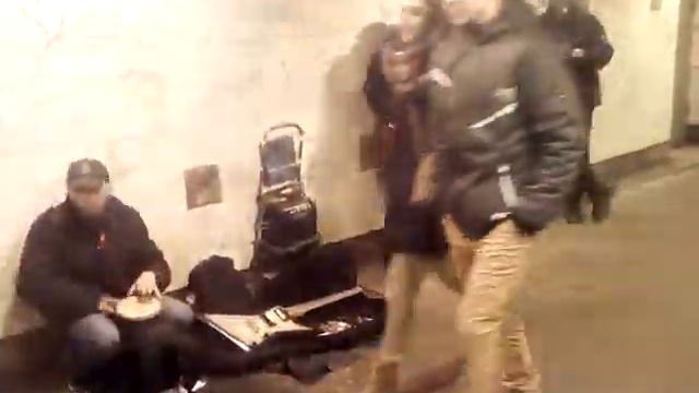 Уличные музыканты метро Варшавская смотреть онлайн