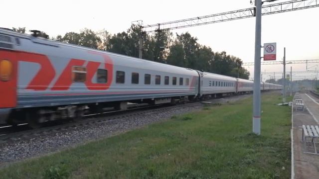 Электровоз ЭП1М-696 "Фёдор Котляренко" с поездом Архангельск - Новороссийск смотреть онлайн