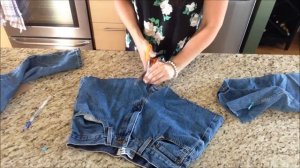 DIY shorts : How to make distressed denim jean shorts
