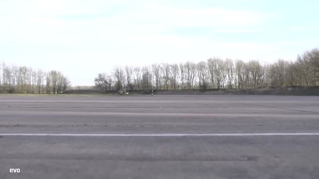 Mercedes E63 AMG vs Vauxhall VXR8 GTS | evo DRAG BATTLES смотреть онлайн