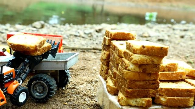 Экскаватор грузит хлеб в грузовики