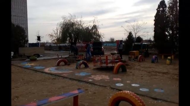 Помощь родителей в установлении игрового оборудования на детских площадках нашего сада. смотреть онлайн