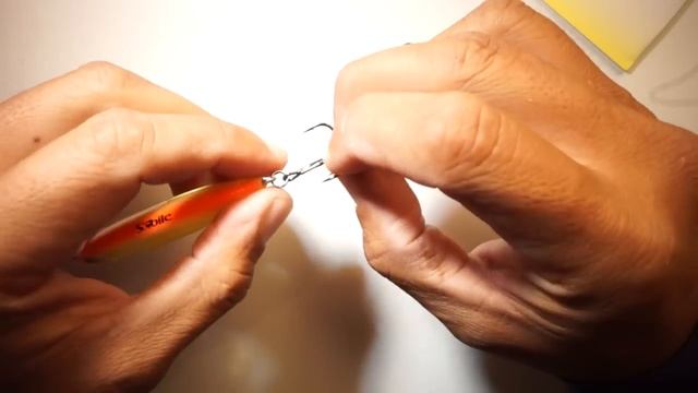 How to change out a treble hooks on your lures, no tools needed смотреть онлайн