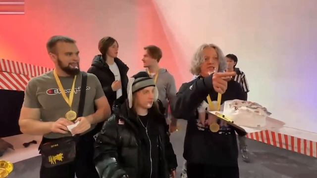 ХАЗЯЕВА ПРАЗДНУЮТ ДЕНЬ РОЖДЕНИЯ СКВАДА | ПОЛНЫЙ УГАР смотреть онлайн