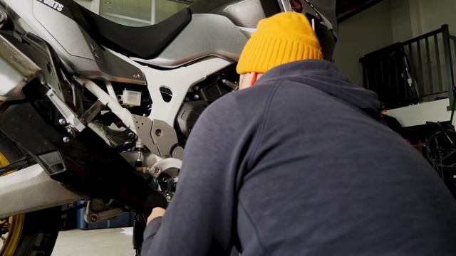 Putting the "Crash" in crash bars: Touratech lower crash bar install смотреть онлайн