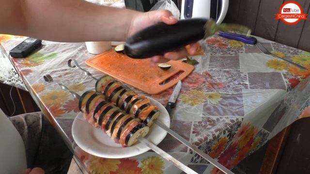 Весь день ЕМ шашлыки с ВЕРТИКАЛЬНОГО МАНГАЛА! смотреть онлайн