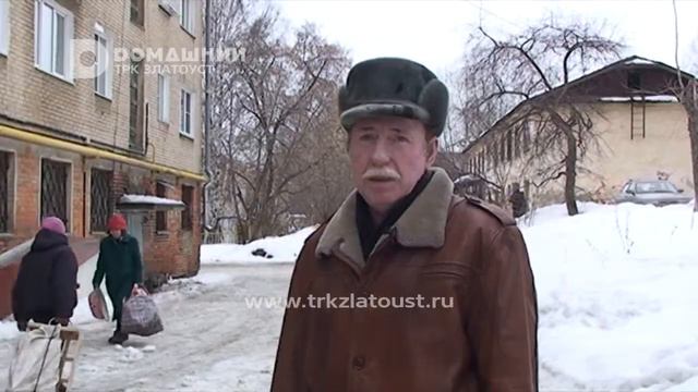 Лед с крыши многоэтажки обрушился на голову жительнице Златоуста смотреть онлайн