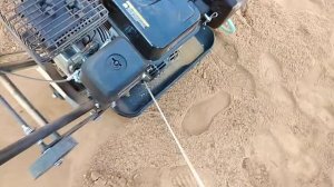 Виброплита Zitrek Z3K90 в работе.