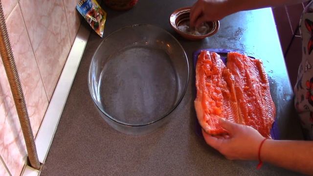 ЛОСОСЬ: разрезаем и солим! смотреть онлайн