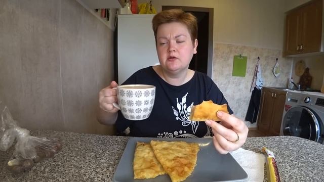То одно то другое ?Подкреплюсь и по делам? Мукбанг завтрак ?? чебуреки и пирог с мясом