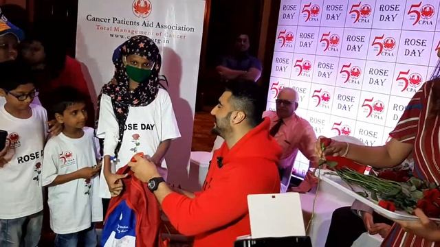 AurjunKapoor ne bacho ke sath birthday enjoy kiya aur gift bhi diya on Rose Day смотреть онлайн