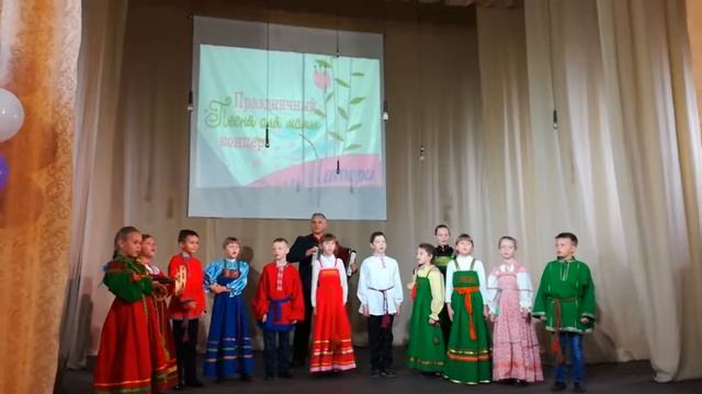 На празднике Мам, Земляничка ягодка, Весняночки смотреть онлайн
