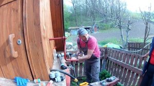 Насосная станция в колодце. Уличный водопровод для полива.