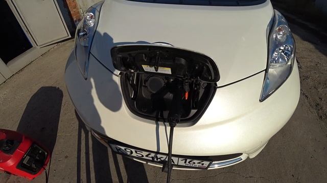 Зарядка электромобиля Nissan Leaf + инверторный бензиновый генератор 2 кВт. Купил фаркоп :) смотреть онлайн