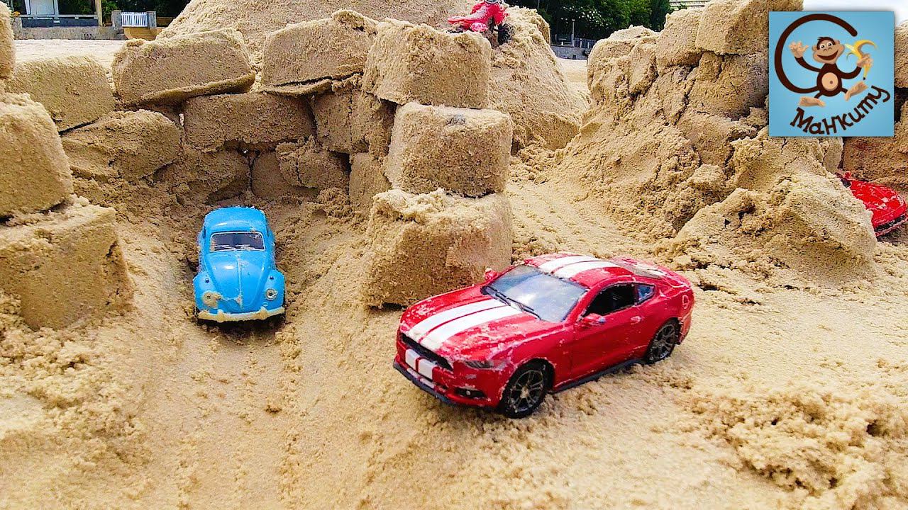Дети и Машина. Манкиту строят город для полицейской машины, погрузчика и красной машинки из песка. смотреть онлайн