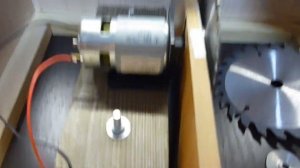 Маленькая настольная мини циркулярка из мотора серии 775 DIY (11).mp4