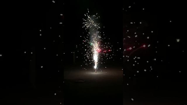 С детьми маленький салют запускали с замедленной съемкой. смотреть онлайн